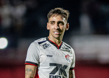 Ex-atacante do Vitória é contratado por time da Libertadores