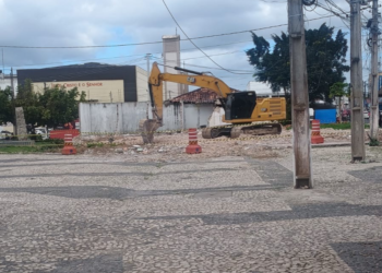 Prédio onde funcionava a HEMOBA é demolido no Calçadão de Alagoinhas; ação teria ocorrido durante a madrugada