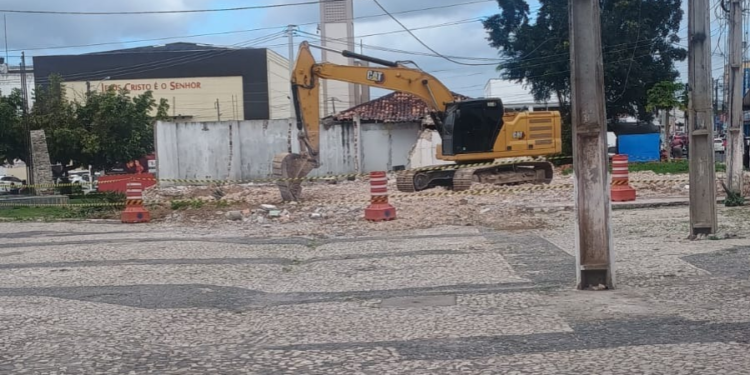 Prédio onde funcionava a HEMOBA é demolido no Calçadão de Alagoinhas; ação teria ocorrido durante a madrugada
