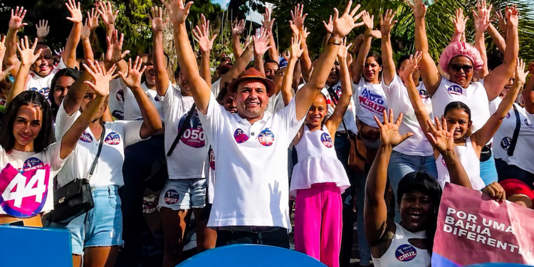 Paulo Cruz visita Central de Abastecimento, apresenta propostas e recebe apoio de feirantes